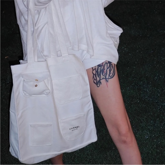 CHANEL perfume gift Cream tote - Picture 2 of 7